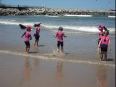 Infantil II explorando o ambiente da praia