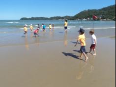 Infantil II explorando o ambiente da praia