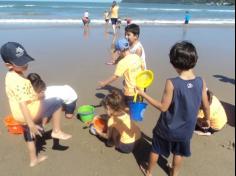 Infantil II explorando o ambiente da praia