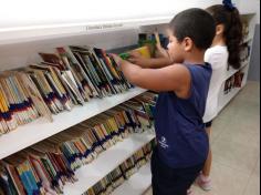 Terceiros anos visitam a biblioteca