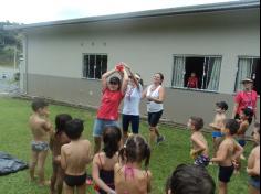 Brincadeiras com água no Espaço Verde