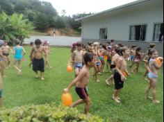 Brincadeiras com água no Espaço Verde