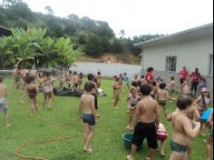 Brincadeiras com água no Espaço Verde