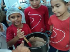 Grupo Aves do Mundo faz bolo de cenoura saudável