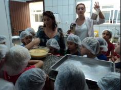 Grupo Aves do Mundo faz bolo de cenoura saudável