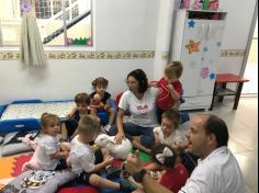 Maternal e Infantil IB recebem visita de coelho!