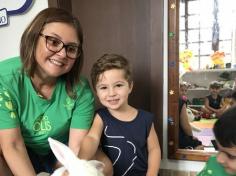 Maternal e Infantil IB recebem visita de coelho!