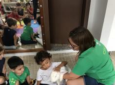 Maternal e Infantil IB recebem visita de coelho!