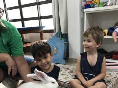 Maternal e Infantil IB recebem visita de coelho!