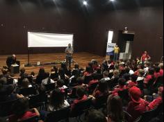 Segundos anos assistem teatro no SESC