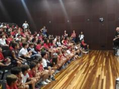 Segundos anos assistem teatro no SESC