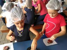 Grupo Liga da Amizade recebe a mamãe Andresa para oficina de culinária