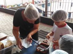 Grupo Liga da Amizade recebe a mamãe Andresa para oficina de culinária