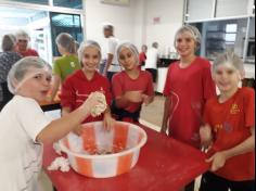 5ª ano C colocando a mão na massa e fazendo pão!!!