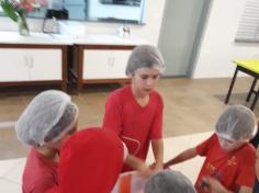 5ª ano C colocando a mão na massa e fazendo pão!!!