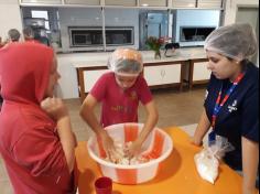 5ª ano C colocando a mão na massa e fazendo pão!!!