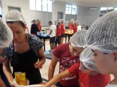 5ª ano C colocando a mão na massa e fazendo pão!!!