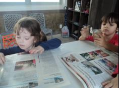 Brincando com jornal