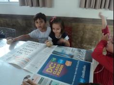 Brincando com jornal