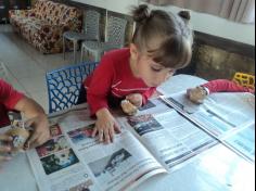 Brincando com jornal