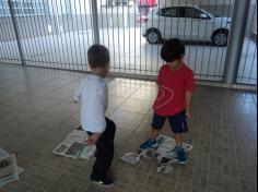 Brincando com jornal