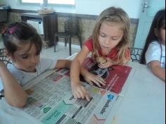 Brincando com jornal