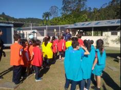 2º ano E e 3º ano E participam de aula de campo no Espaço verde com o LEAS