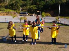 2º ano E e 3º ano E participam de aula de campo no Espaço verde com o LEAS