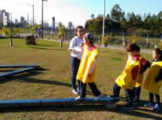 2º ano E e 3º ano E participam de aula de campo no Espaço verde com o LEAS