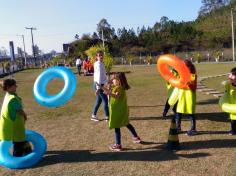 2º ano E e 3º ano E participam de aula de campo no Espaço verde com o LEAS