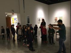 1º Ano B  visita obras de arte de Beatriz Milhazes.