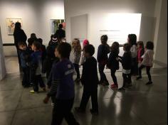 1º Ano B  visita obras de arte de Beatriz Milhazes.