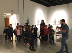 1º Ano B  visita obras de arte de Beatriz Milhazes.