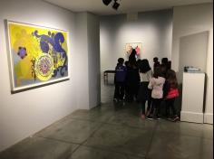 1º Ano B  visita obras de arte de Beatriz Milhazes.