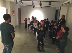 1º Ano B  visita obras de arte de Beatriz Milhazes.