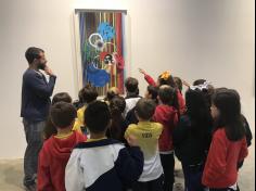 Primeiros anos visitam a exposição da atista Beatriz Milhazes