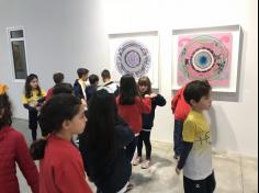 Primeiros anos visitam a exposição da atista Beatriz Milhazes