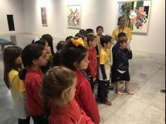 Primeiros anos visitam a exposição da atista Beatriz Milhazes