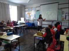 Aula de História com a mamãe Elenice no grupo Semeadores da Paz