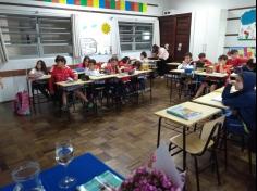 Aula de História com a mamãe Elenice no grupo Semeadores da Paz