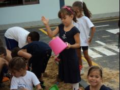 Super Leitores brincam e se divertem na caixa de areia