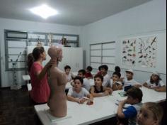 4º anos A, B, C e D  visitam o laboratório de Biologia