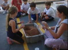 1º ano B realizando a experiência da decomposição