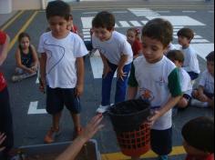 1º ano B realizando a experiência da decomposição