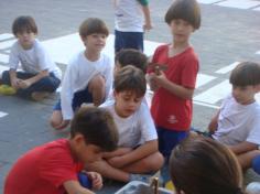 1º ano B realizando a experiência da decomposição