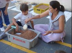 1º ano B realizando a experiência da decomposição