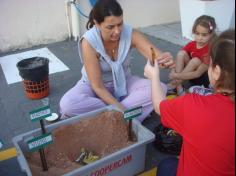 1º ano B realizando a experiência da decomposição