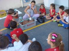 1º ano B realizando a experiência da decomposição