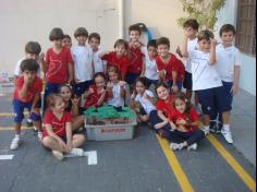 1º ano B realizando a experiência da decomposição