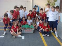 1º ano B realizando a experiência da decomposição